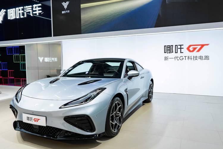 东莞46哪吒汽车在智能汽车领域的表现，领途汽车在新能源汽车市场中的影响力